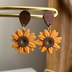 🌻 Sunflower Earrings. Orange/Yellow and Wood.